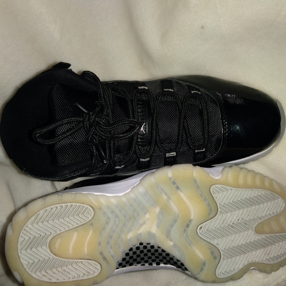 Jordan 11s jubilee 25th university main image 7